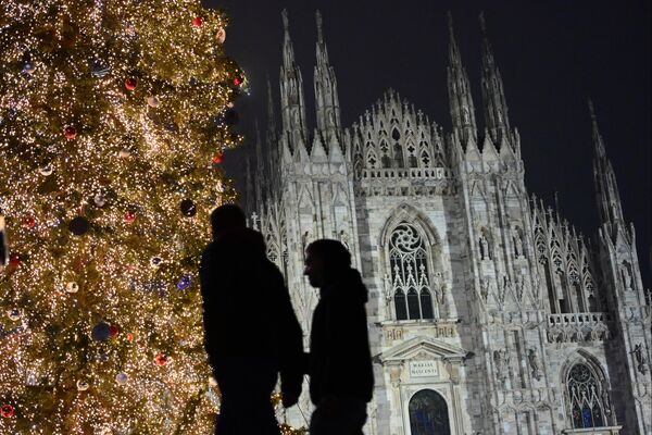 2023年12月11日，米蘭，人們站在大教堂廣場的聖誕樹旁。 - 俄羅斯衛星通訊社