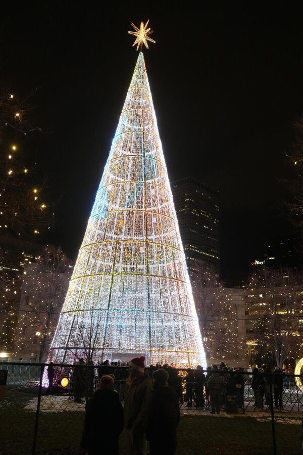 2023年12月10日星期日晚些時候，丹佛市民中心公園的一英里高聖誕樹被照亮了。這棵七層、110英尺高的圓錐形聖誕樹上有6萬個LED燈，目前正在戶外假日市場展出。 - 俄羅斯衛星通訊社