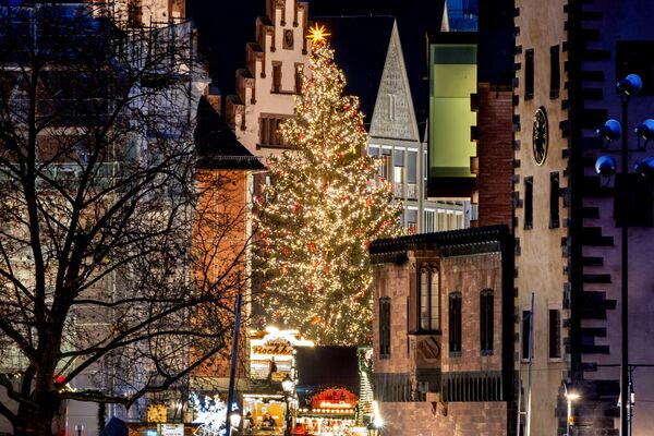 2023年12月5日，星期二，德国法兰克福，圣诞市场上的圣诞树穿过建筑物。 - 俄罗斯卫星通讯社