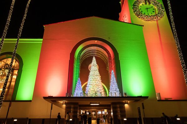 2023年11月20日，在洛杉磯聯合車站舉行的聖誕樹點亮儀式上，聯合車站亮起了紅色和綠色。 - 俄羅斯衛星通訊社