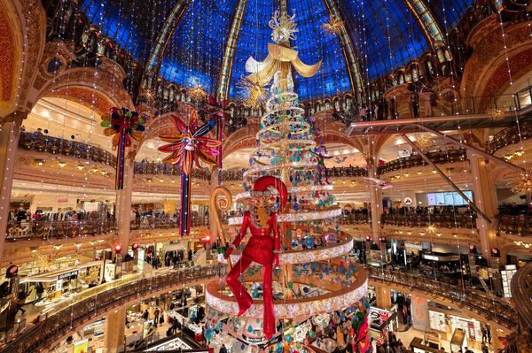 2023年11月23日，一棵巨大的聖誕樹陳列在巴黎老佛爺百貨公司內。 - 俄羅斯衛星通訊社