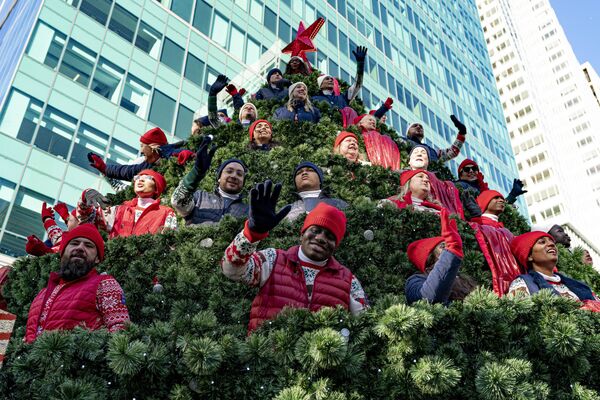 2023年11月23日星期四，第97屆梅西感恩節大遊行在紐約舉行，參加者乘坐大型聖誕樹花車與觀眾互動。 - 俄羅斯衛星通訊社