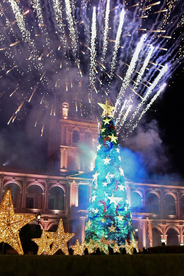 2023年12月10日，在巴拉圭首都亚松森，洛佩斯总统官邸内，一棵巨大的圣诞树被点亮，烟花响起，宣告巴拉圭圣诞庆祝活动的开始。 - 俄罗斯卫星通讯社