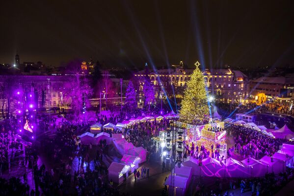 2023年12月1日，星期五，立陶宛維爾紐斯大教堂廣場的國家聖誕樹被點亮。 - 俄羅斯衛星通訊社