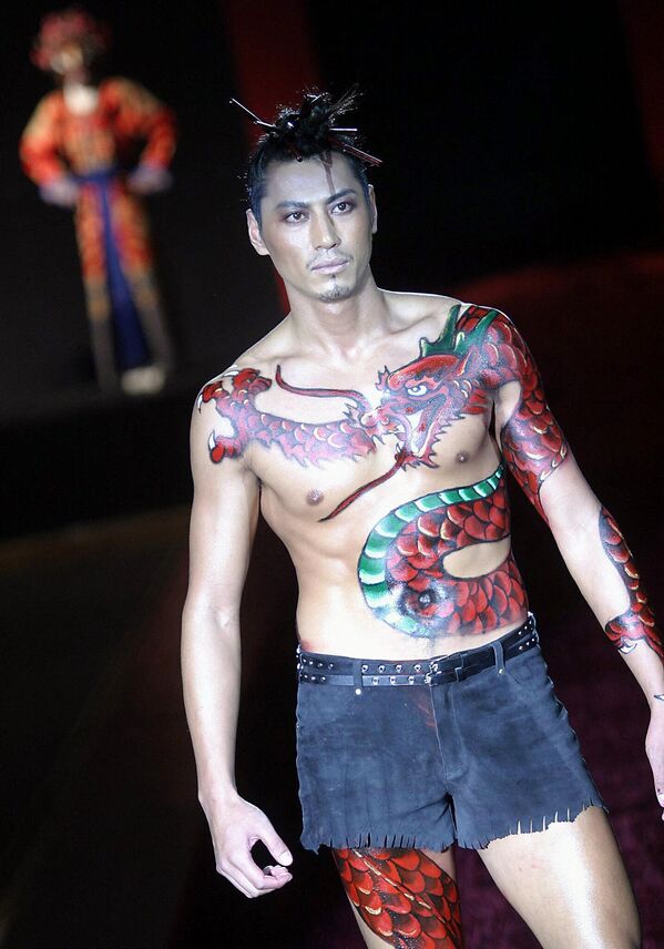 2003年11月25日，在北京举行的中国时装周上，一名模特在展示中国时装品牌 Mark Cheung的最新时装系列。 - 俄罗斯卫星通讯社