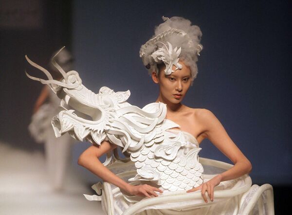 2012年1月1日，中國國際時裝周上，模特展示中國時裝品牌旭明高級定制龍系列作品。 - 俄羅斯衛星通訊社