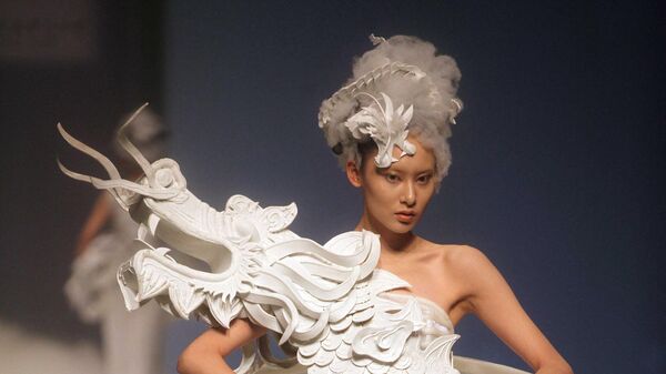 2012年1月1日，中國國際時裝周上，模特展示中國時裝品牌旭明高級定制龍系列作品。 - 俄羅斯衛星通訊社