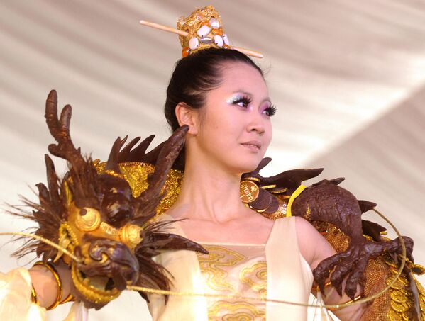2010年1月28日，在北京的世界巧克力奇妙世界，一名模特穿着用巧克力制作的龙形作品。 - 俄罗斯卫星通讯社