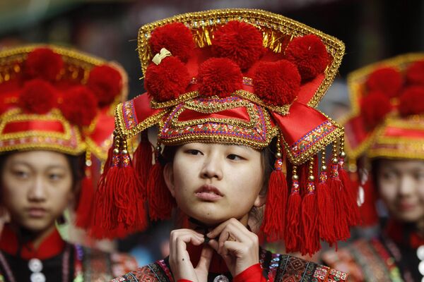 2012年1月29日，紐約唐人街，一名來自北京的中國舞蹈團成員在參加中國農歷新年遊行時穿戴了雲南民族頭飾。龍年是農歷中最吉祥的一年。在古代，龍是中國皇帝的象徵。 - 俄羅斯衛星通訊社