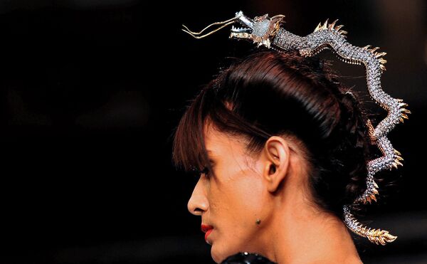 2012年8月21日，在孟买举行的2012年印度国际珠宝周（IIJW）活动第三天，一名模特展示珠宝设计师Laksh Pahuja的龙形配饰作品。 - 俄罗斯卫星通讯社