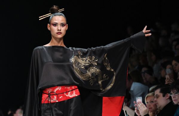 俄羅斯梅賽德斯·奔馳時裝週期間，一名模特在莫斯科中央展覽館展示設計師Elena Suprun的新系列服裝。 - 俄羅斯衛星通訊社