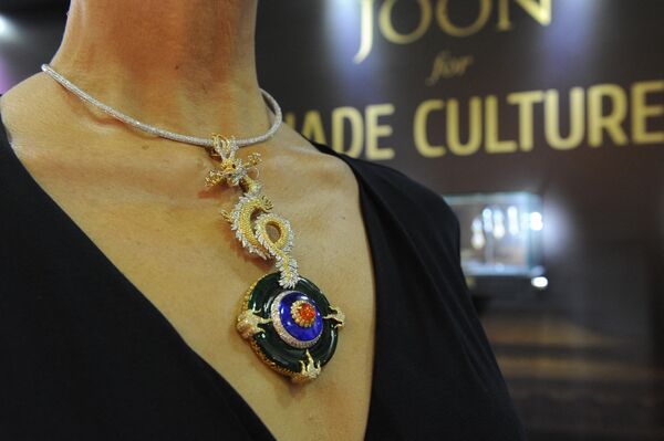 2012年7月13日，韩国设计师 Joon Courtenay在新加坡国际珠宝展上展示她的龙形吊坠作品。 - 俄罗斯卫星通讯社