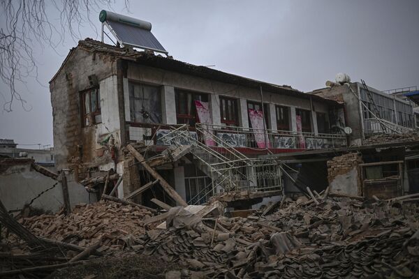 12月19日，甘肃省积石山县大河家发生地震，震后房屋倒塌。 - 俄罗斯卫星通讯社