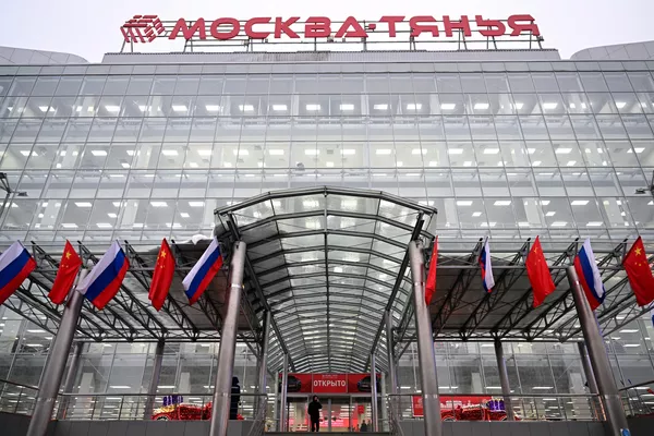 俄罗斯首家中国汽车国内效率中间“莫斯科-天雅”门头。中国中间 - 俄罗斯卫星通讯社
