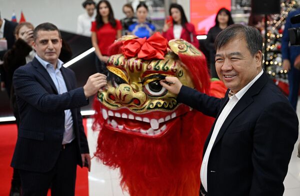 開業儀式上寓意吉祥的醒獅獅頭。 - 俄羅斯衛星通訊社