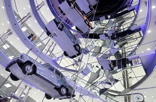汽車中心展廳裝置。 - 俄羅斯衛星通訊社