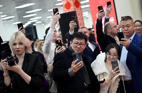 出席開業儀式的人們拍照記錄。 - 俄羅斯衛星通訊社