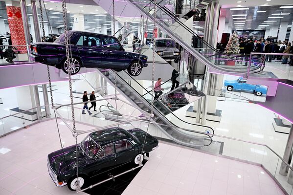 汽車中心展廳裝置。 - 俄羅斯衛星通訊社