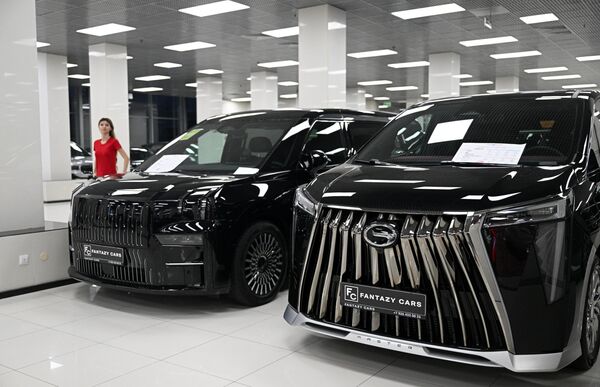 該汽車中心內陳列的汽車。 - 俄羅斯衛星通訊社