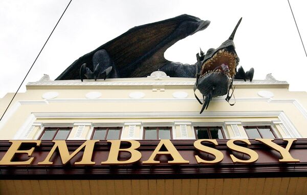 2003年11月28日，星期五，電影《指環王：王者歸來》中的凶惡神獸Fellbeast的雕像在新西蘭惠靈頓大使館劇院的屋頂向下俯視。這是該電影為12月1日在惠靈頓舉行全球首映進行宣傳。 - 俄羅斯衛星通訊社
