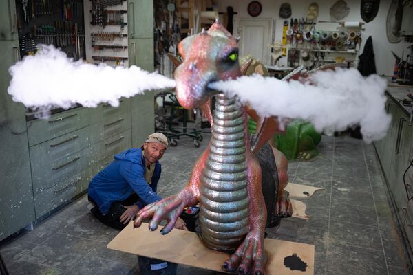 2023年1月16日，在黑潭塔馬戲團中扮演小丑 Mooky 的小拉西·恩德雷茲。這條龍是拉西正在製作的三條龍之一，可以浮於水面，鼻孔可以噴出煙霧。 - 俄羅斯衛星通訊社