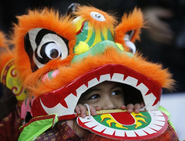 2018年2月18日，伦敦唐人街区，装扮成龙的儿童在庆祝中国新年的游行中表演。 - 俄罗斯卫星通讯社