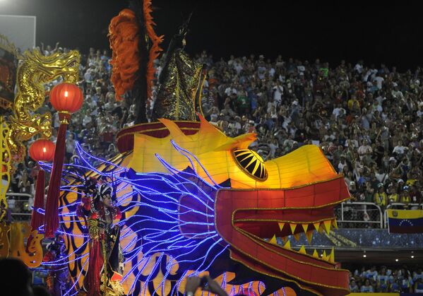 在里约热内卢桑巴竞技场举行的狂欢节第二晚巡游中，Uniao da Ilha 桑巴学校的一辆花车代表一条龙进行巡游。 - 俄罗斯卫星通讯社