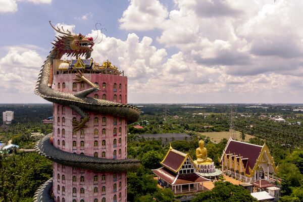 曼谷以西約 40 公里的那空巴吞府的龍廟。 - 俄羅斯衛星通訊社