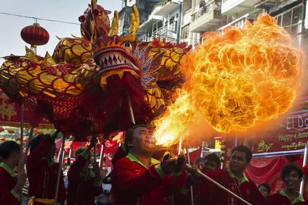 2017年1月28日，中国农历大年初一，仰光唐人街区，一名喷火工在剧团表演传统舞龙喷射火焰。 - 俄罗斯卫星通讯社