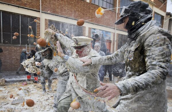 一年一度的西班牙愚人节（Els Enfarinats）期间，西班牙伊维市中心的鸡蛋面粉大战。 - 俄罗斯卫星通讯社