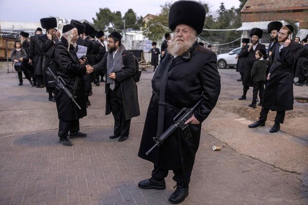 以色列，极端正统派犹太人手持 M16 步枪在耶路撒冷的一场婚礼上站岗。 - 俄罗斯卫星通讯社
