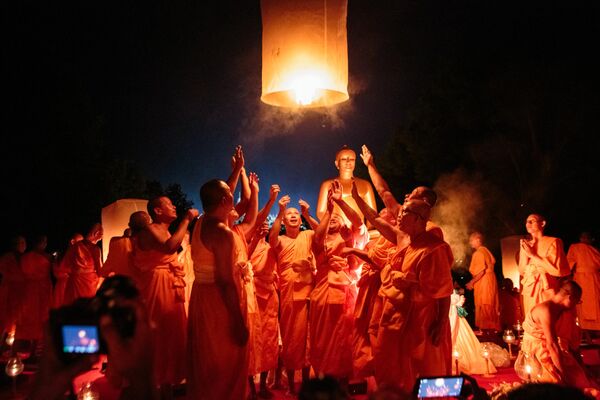 印度尼西亚中爪哇，佛教僧侣在马格朗的婆罗浮屠寺于一年一度的 Pabbaja Samanera 仪式上放飞灯笼。 - 俄罗斯卫星通讯社