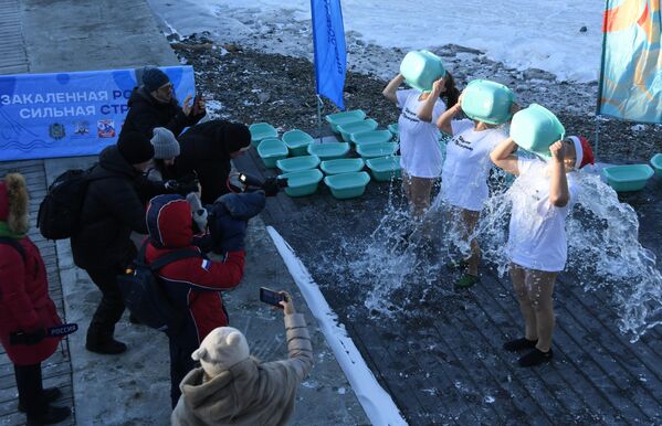 符拉迪沃斯托克的上運動港灣，在“堅強的俄羅斯——健康的國家”活動中參與冷水澆身集體快閃活動的人們。 - 俄羅斯衛星通訊社