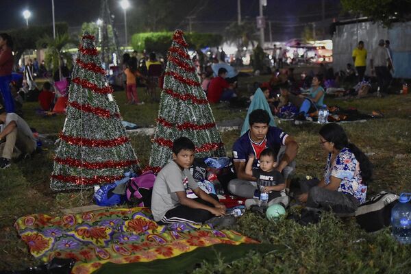 墨西哥，移民们在阿尔瓦罗－奥夫雷贡的临时营地庆祝天主教平安夜。 - 俄罗斯卫星通讯社