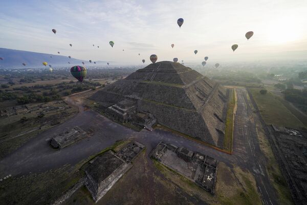 墨西哥，载着游客的热气球飞越特奥蒂瓦坎古城遗址的太阳金字塔上空。 - 俄罗斯卫星通讯社