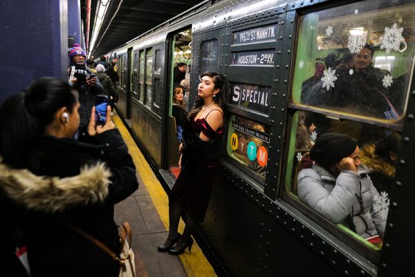 美国，在纽约地铁里，一名女孩在 20 世纪 30 年代的老式车厢前拍照。 - 俄罗斯卫星通讯社