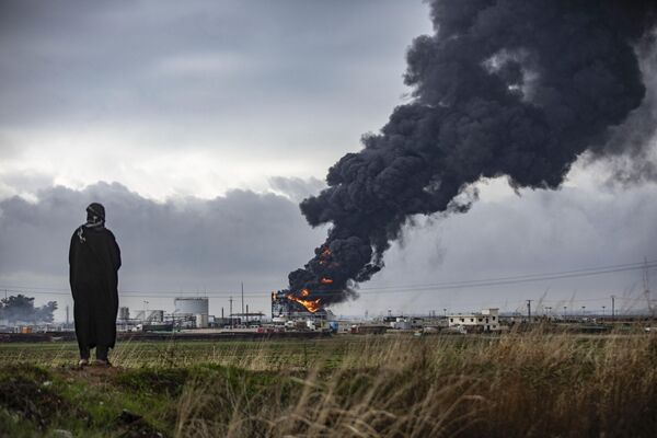 叙利亚东北部Al-Awda油田的储油罐起火。 - 俄罗斯卫星通讯社