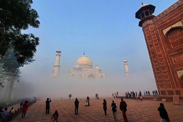 印度，遊客參觀濃霧籠罩的泰姬陵。 - 俄羅斯衛星通訊社