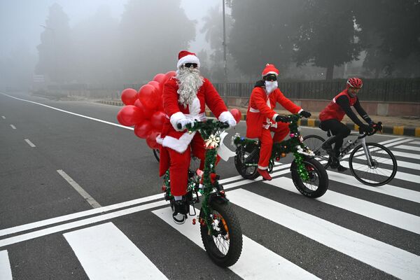 身穿聖誕老人服飾的人們在聖誕節當天行駛在新德里的街道上。 - 俄羅斯衛星通訊社