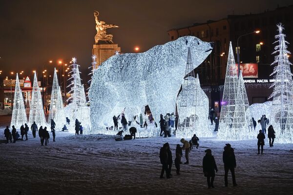 莫斯科“工人和集体农场妇女”雕塑旁的 LED 熊和枞树。 - 俄罗斯卫星通讯社