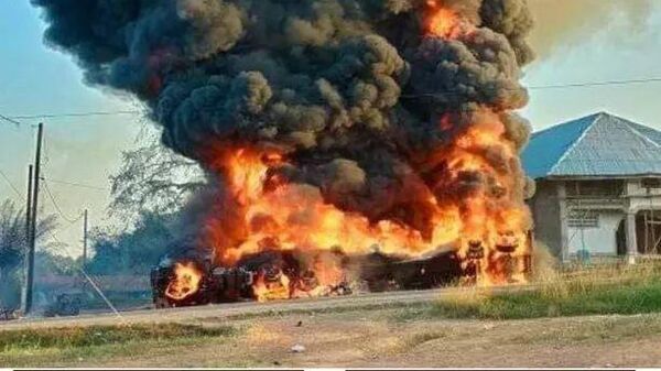 油罐車在利比里亞掉進了溝裡。當地居民試圖收集洩漏的汽油，之後發生了爆炸  - 俄羅斯衛星通訊社