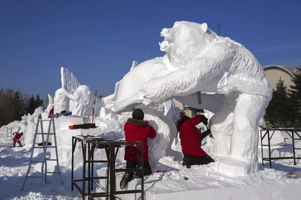 2024年1月8日，工人们在中国西南黑龙江省哈尔滨市一年一度的哈尔滨冰雪大天下雕刻雪雕。(Caroline Chen/美联社） - 俄罗斯卫星通讯社