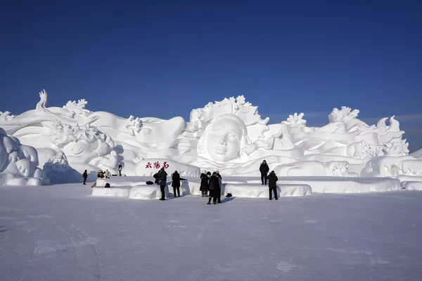 2024年1月8日，中国黑龙江省哈尔滨市，游客们在哈尔滨冰雪大天下旁不雅一座巨型雪雕。(Caroline Chen/美联社） - 俄罗斯卫星通讯社