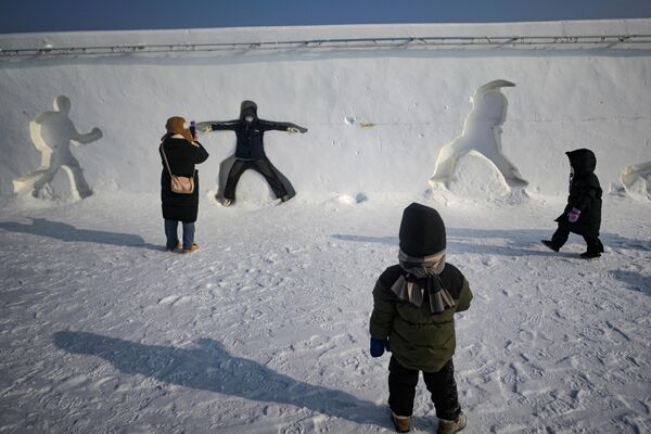 2024年1月5日，哈尔滨冰雪大世界的游客。(Pedro PARDO/AFP） - 俄罗斯卫星通讯社