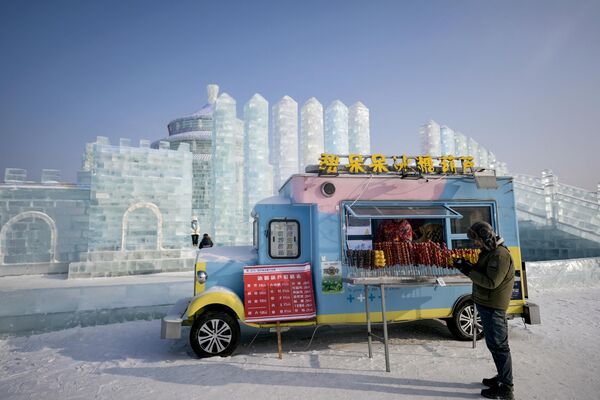 2024年1月5日，一名男子站在哈爾濱冰雪大世界的餐車旁。(Pedro PARDO /法新社） - 俄羅斯衛星通訊社