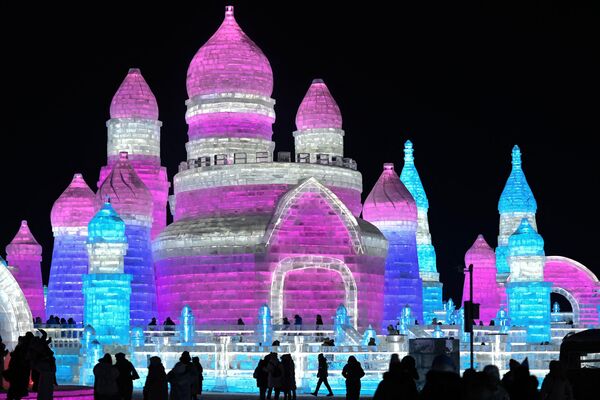 2024年1月5日，人們參觀哈爾濱冰雪大世界。(Pedro PARDO /法新社） - 俄羅斯衛星通訊社