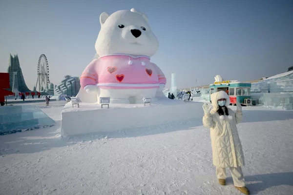 2024年1月5日，一位女子在哈尔滨冰雪大天下摄影。(Pedro PARDO /法新社） - 俄罗斯卫星通讯社