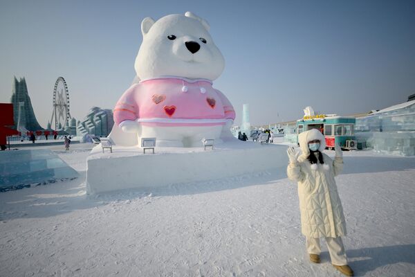 2024年1月5日，一名女子在哈爾濱冰雪大世界拍照。(Pedro PARDO /法新社） - 俄羅斯衛星通訊社