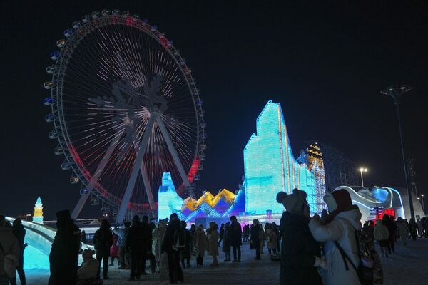 2024年1月8日，哈尔滨冰雪大世界的游客们。(Wayne Zhang/美联社）。 - 俄罗斯卫星通讯社