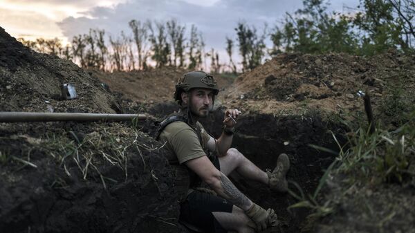 Украинский солдат в окопе под Артемовском - 俄罗斯卫星通讯社